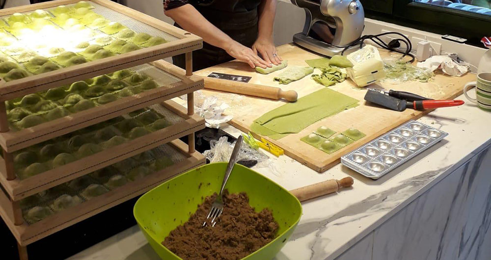 La preparazione degli agnolotti (Simonetta Saffioti)